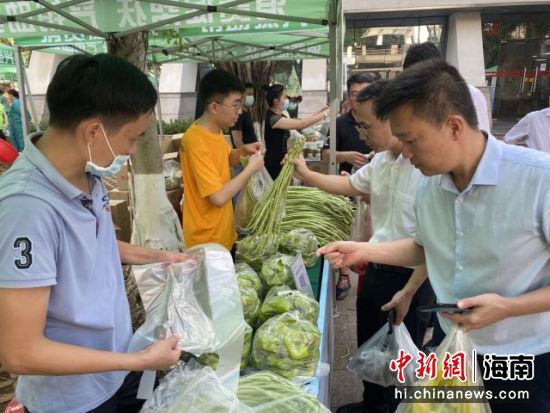 消費助農(nóng)大集市活動現(xiàn)場，泡椒很快銷售一空。符宇群攝